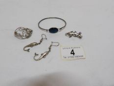 2 silver brooches,