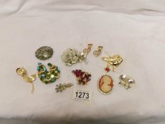 A good mixed lot of costume jewellery including brooches etc