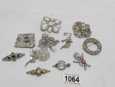 A mixed lot of sparkley brooches