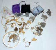 A quantity of mixed costume jewellery