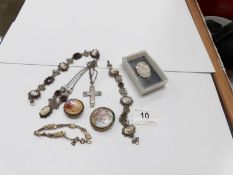 A mixed lot of costume jewellery