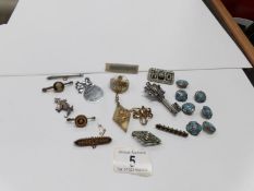 A mixed lot of assorted brooches