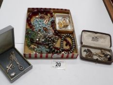 A mixed lot of costume jewellery