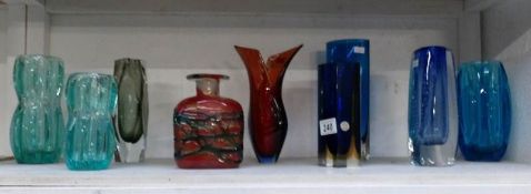 9 coloured art glass items including Mdina