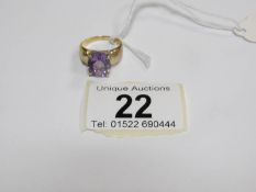 An 10kt gold ring set fine amethyst,