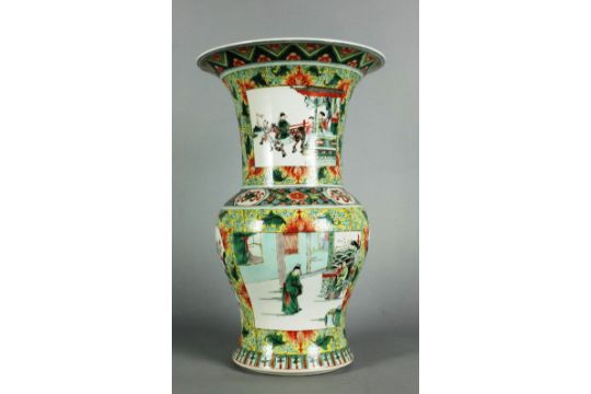 Vaso in porcellana con decoro raff. ''PERSONAGGI''. Marcato sotto la base. Cina. Lievi difetti. - Image 1 of 3