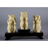 Tre statuette in avorio raff. "SCIMMIE". Base in legno. Giappone. XX secolo. Mis. Alt. cm. 5  ca.