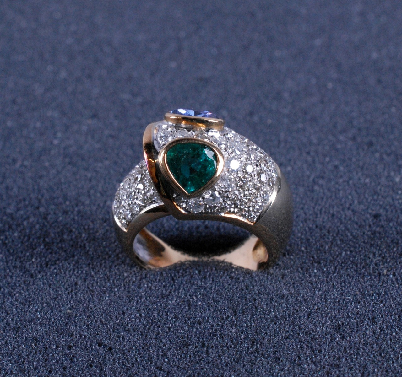 Anello in oro giallo 18 kt. con tsavorite a goccia, ct. 1,50 ca., ottimo colore, tanzanite a goccia,