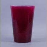 Vaso in vetro rosso e lattimo a incalmo. XX secolo. Mis. Alt. cm. 25 Diam. cm. 17 ca.