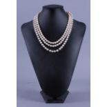 Collier con tre fili di perle giapponesi taglio rotondo (diam. da mm. 2,5 a mm. 6,5), qualità media,