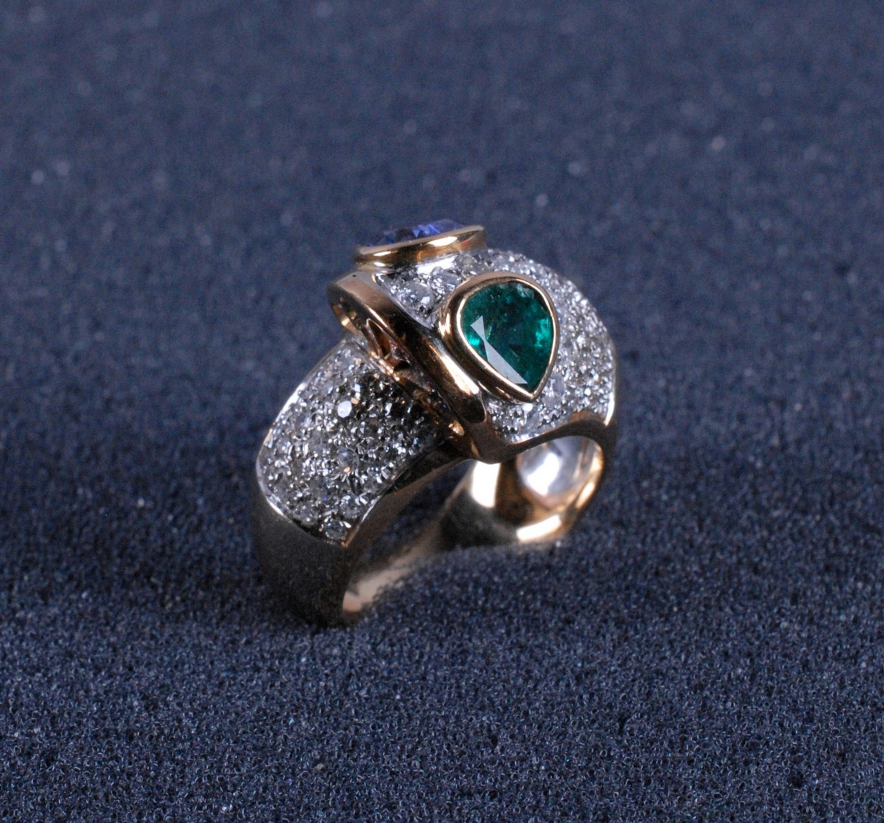 Anello in oro giallo 18 kt. con tsavorite a goccia, ct. 1,50 ca., ottimo colore, tanzanite a goccia, - Image 3 of 3