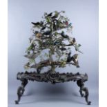 Diorama creato con uccelli imbalsamati su un albero con base in legno intagliato. Fine XIX secolo.