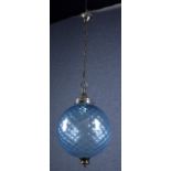 Lampadario a sfera in vetro soffiato azzurro. Murano. Anni '60. Mis. Alt. cm. 45 Diam. cm. 30 ca.