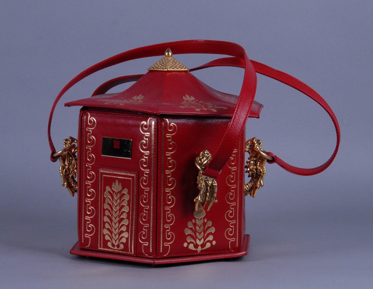 BRACCIALINI. Borsa modello 'Pagoda' in pelle rossa. Collezione 'Temi 2006'.  Mis. Lung. cm. 24