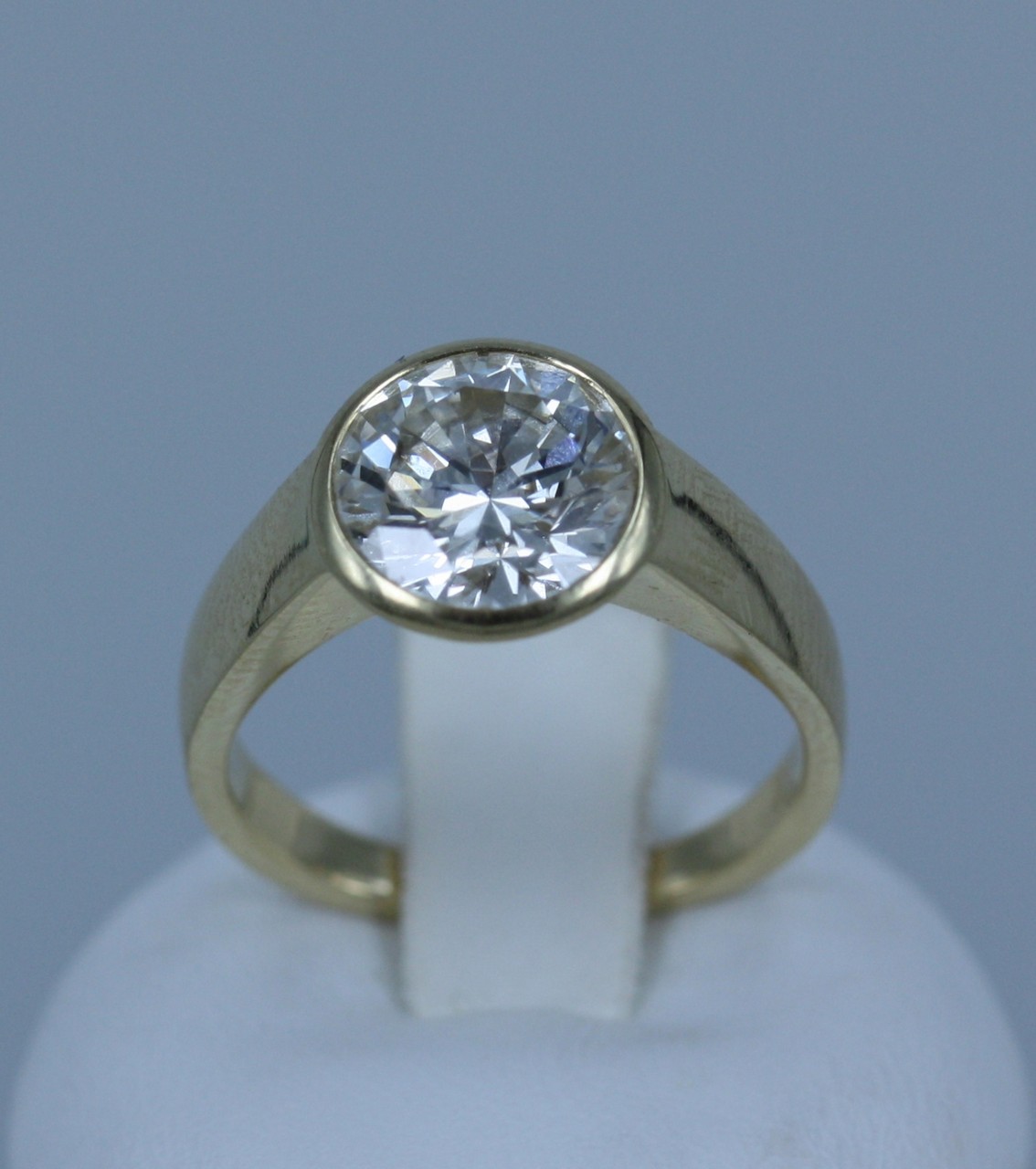 Anello in oro giallo 18 kt. con diamante solitario taglio brillante rotondo, ct. 2,30-2,40 ca., - Image 3 of 4