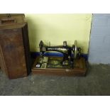 CASED SINGER MANUAL SEWING MACHINE WITH