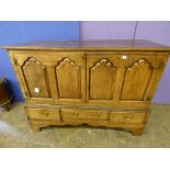 18TH CENTURY OAK MULE CHEST WITH A FIELDED PANELLED FRONT OVER THREE DRAWERS TO THE BASE ON BRACKET