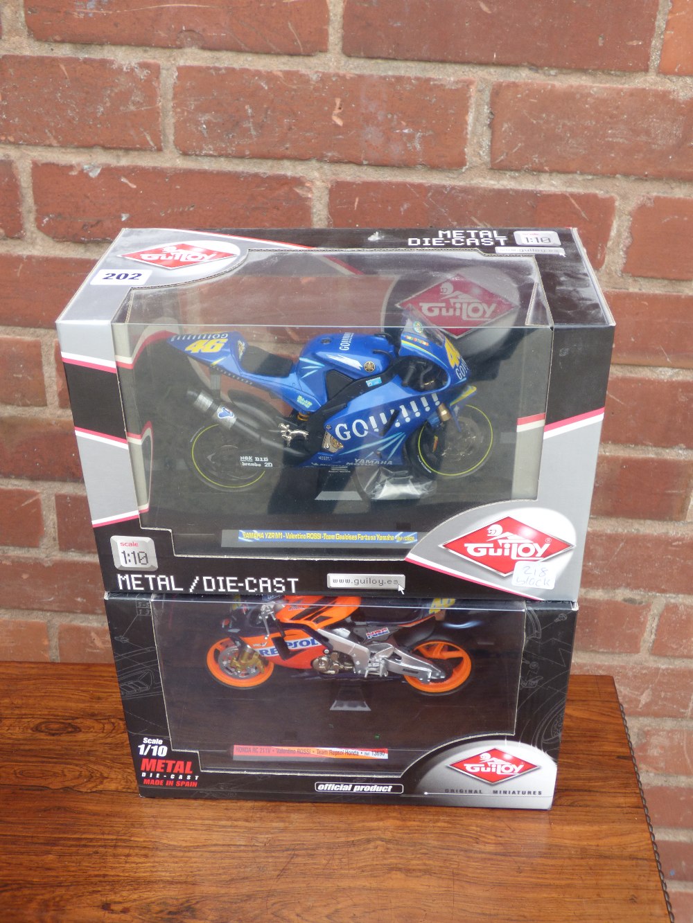 TWO BOXED GUILOY 1:10 SCALE RACING MOTORBIKES INCLUDING: YAMAHA YZRMI,