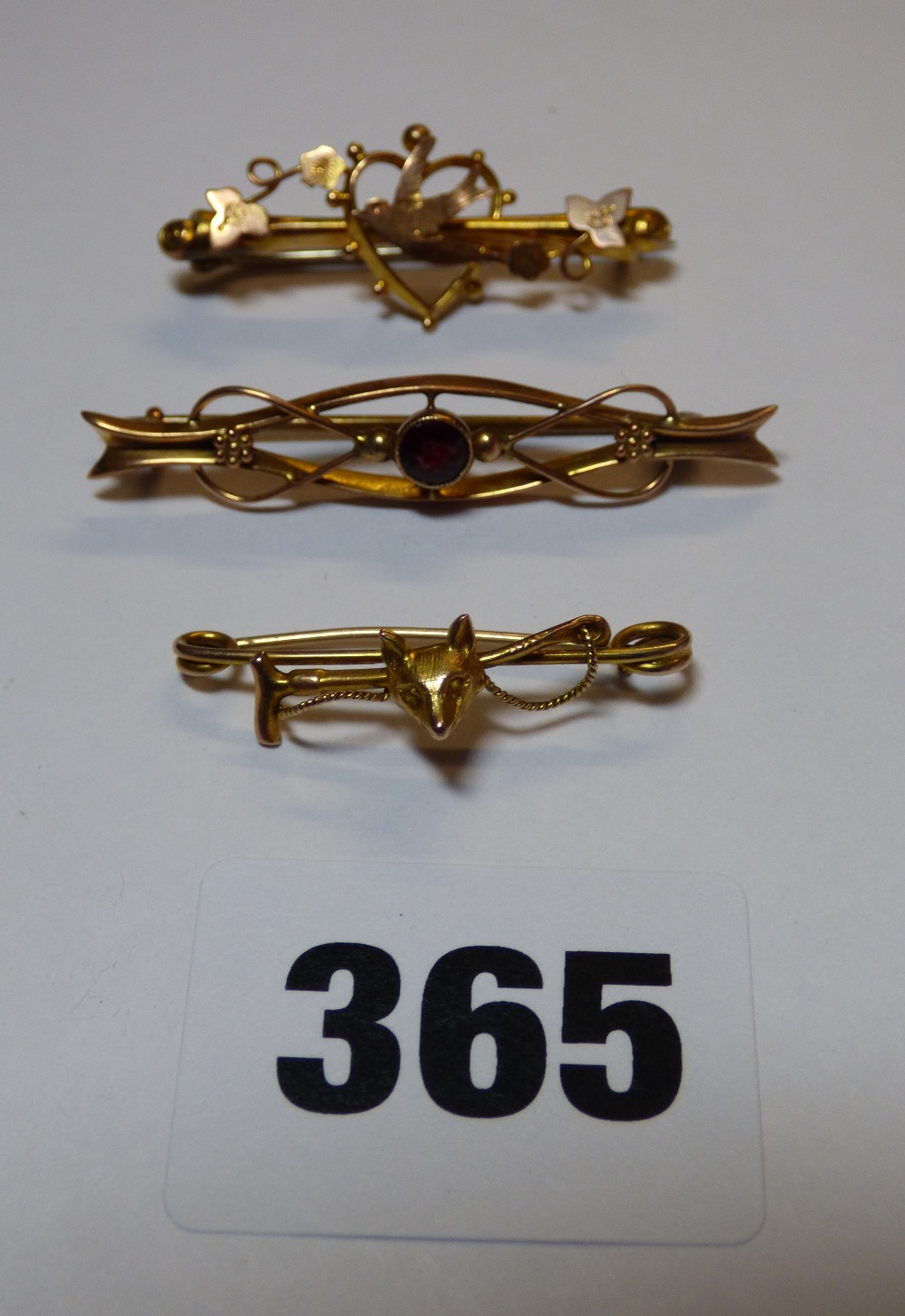 3 9CT GOLD BAR BACK BROOCHES FOXHEAD AND RIDING CROP AND SWEETHEART EXAMPLES 4.