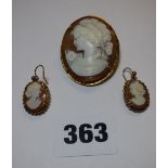 LADIES GOLD PLATED MOUNT CARVED CAMEO BROOCH AND PAIR 9CT GOLD CAMEO EARRINGS