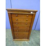 19TH CENTURY MAHOGANY WELLINGTON CHEST HAVING SEVEN DRAWERS LOCKING PILASTER WITH ROUND WOODEN