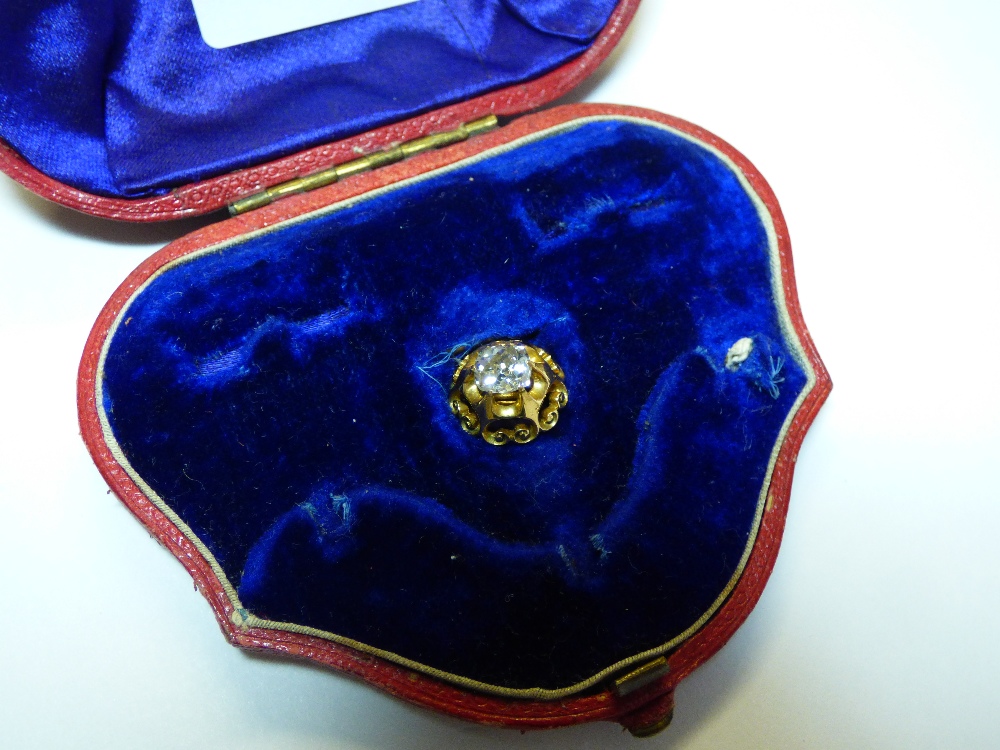 UNMARKED YELLOW METAL MOUNTED DIAMOND STUD IN PRESENTATION BOX - Image 2 of 3