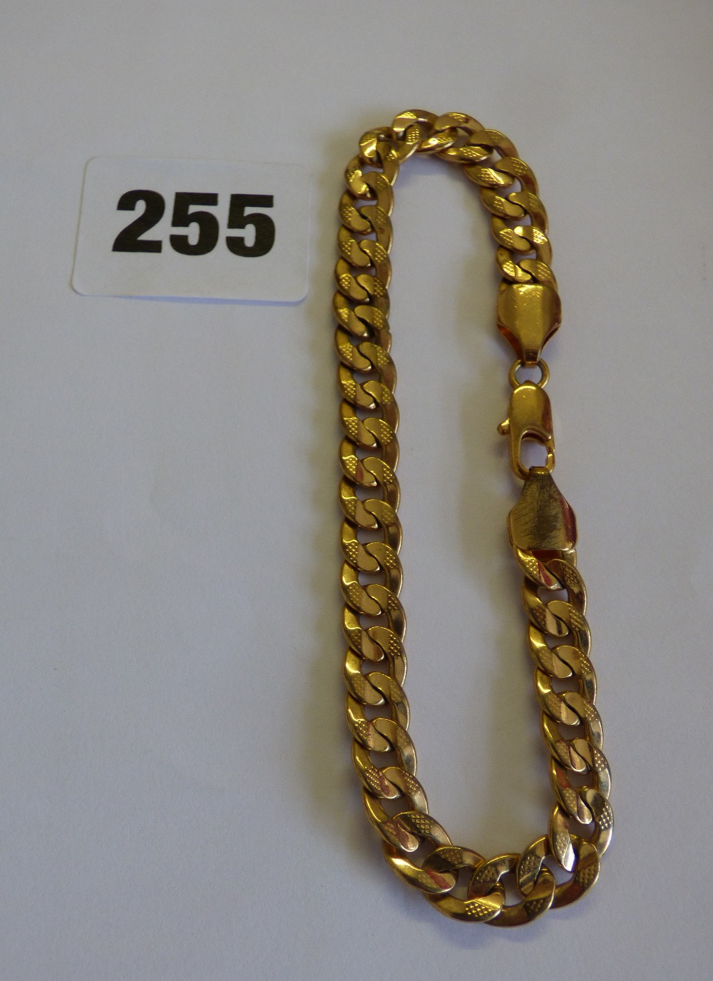 UNMARKED YELLOW METAL FLAT CURB LINK BRACELET 15.