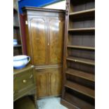 20TH CENTURY FLOOR STANDING MAHOGANY CORNER CABINET HAVING BLIND-FRET CORNICE AND A PULL-OUT SLIDE