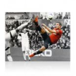 FOOTBALL MEMORABILIA ROBIN VAN PERSIE SIGNED MANCHESTER UNITED PHOTOGRAPH 39.5CM X 29.