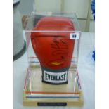 BOXING MEMORABILIA EVERLAST BOXING GLOVE AUTOGRAPHED BY DAVID HAYE DISPLAYED IN A PERSPEX CASE WITH