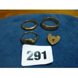 9CT GOLD HEART PADLOCK, TWO WEDDING BANDS AND A SIGNET RING 11.