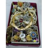 SELECTION OF COSTUME JEWELLERY BROOCHES,