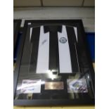 FOOTBALL MEMORABILIA KEVIN KEEGAN NEWCASTLE UNITED AUTOGRAPHED FOOTBALL SHIRT PRESSED IN FRAME WITH