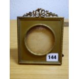 20TH CENTURY GILT METAL SQUARE EASEL BACKED PHOTO FRAME WITH FOLIATE RIBBON TIED CRESTING 12CM IN