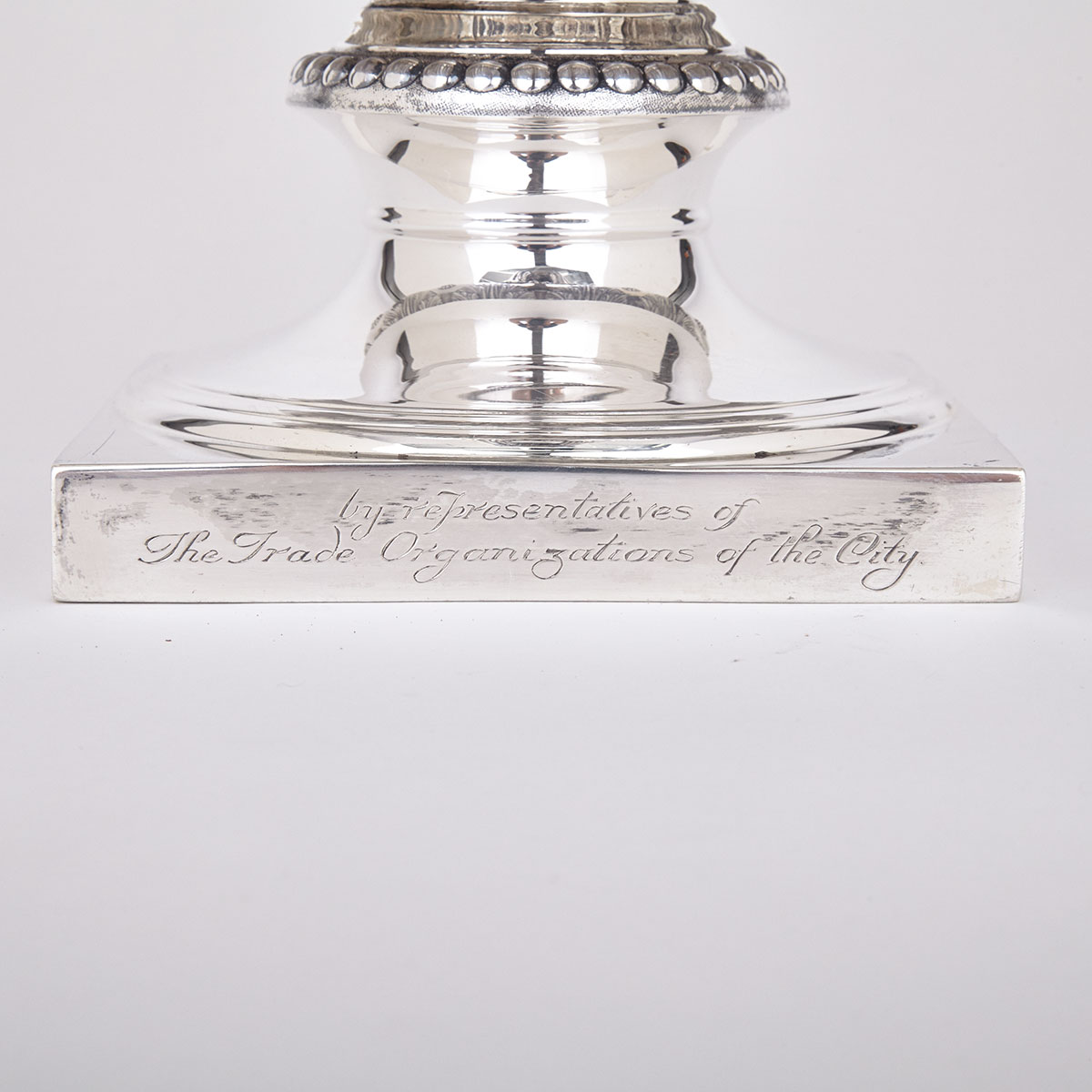 ENGLISH SILVER ‘WARWICK’ VASE, EDWARD BARNARD & SONS, LONDON, 1911 with entwined vine handles, - Image 5 of 6