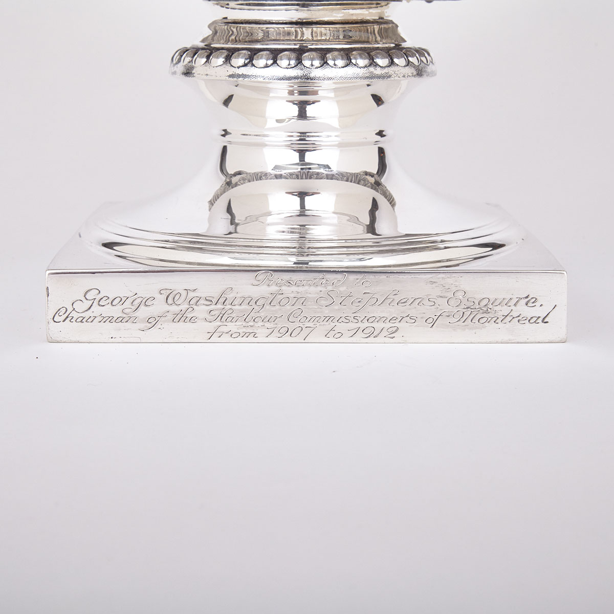 ENGLISH SILVER ‘WARWICK’ VASE, EDWARD BARNARD & SONS, LONDON, 1911 with entwined vine handles, - Image 3 of 6