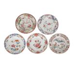 GROUP OF FIVE FAMILLE ROSE FLORAL PLATES, 19TH CENTURY 19世紀 外銷粉彩團花盤五只  All enameled with varying