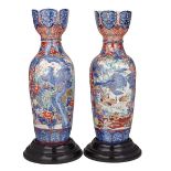 PAIR OF IMARI PALACE URNS WITH STANDS, EARLY 20TH CENTURY 20世紀早期 伊萬里燒松鷹圖瓶一對帶座  Of baluster form, the