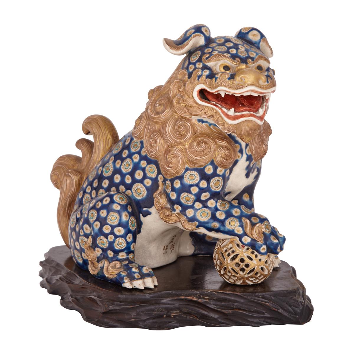 KUTANI KARASHISHI FIGURE WITH BASE, FU DOG LION, 20TH CENTURY 20世紀 九谷燒唐獅子擺件  Of gilt and blue enamel