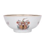EXPORT ARMORIAL BOWL, 18TH CENTURY 18世紀 外銷紋章瓷盌  Supported on a raised foot, the exterior decorated