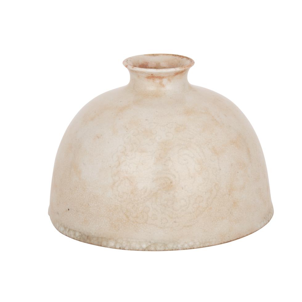 A FINE WHITE-GLAZED BEEHIVE WATER POT, 19TH CENTURY 19世紀 白釉凸花團螭纹太白尊  The water pot is well potted