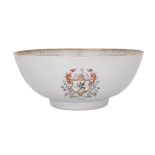 LARGE EXPORT ARMORIAL BOWL, 18TH CENTURY 18世紀 外銷紋章瓷大盤  Supported on a raised foot, the exterior