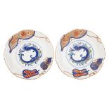 PAIR OF KAKIEMON SAUCERS, WANLI MARK, EDO PERIOD 江戶時代 柿右衛門燒小盤一對  Each with a foliate rim, with a