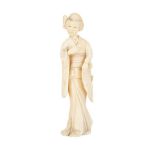 AN IVORY OKIMONO OF A STANDING GEIKO, CIRCA 1940’S 約1940年代 置物 牙雕持扇藝妓  Wearing an elegant kimono,