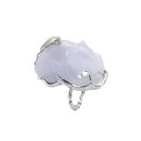 18K WHITE GOLD RINGset with a lavender jadeite carving of a mouse, with an overlain white gold