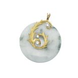 CIRCULAR JADEITE PENDANTwith 18k yellow gold mount set with 3 brilliant cut diamonds (approx. 0.