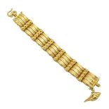 24K YELLOW GOLD BRACELETwith embossed decoration, suspending a 24k gold seashell charmlength 6.75" —