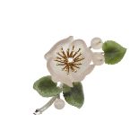 18K WHITE AND YELLOW GOLD BROOCHrealistically formed as a flower, set with a brilliant cut