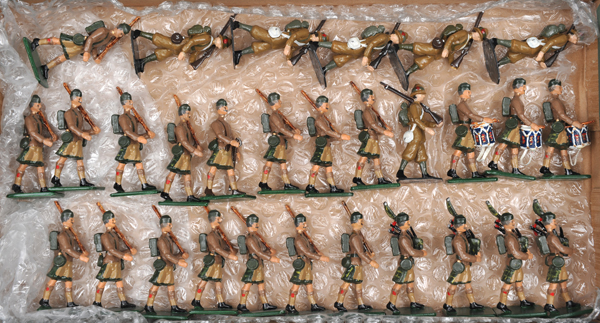 29 white metal soldiers. 23 Gordon Highlanders in Boer War khaki foreign service uniform with