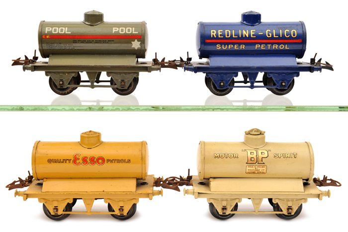 4 Hornby Series O gauge tank wagons. Pool in dark grey (1940-41) in plain card box. Plus a “BP Motor